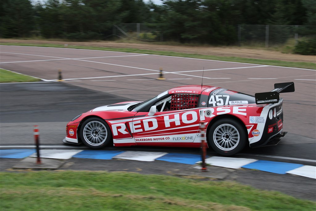 Michael Klostermann buldrer videre i Corvette C6 raceren. Lufttemperaturerne er ikke så høje denne weekend, så det kan forhåbentlig også holde en eventuelt truende køresyge lidt nede.
(Foto: JJ Media)